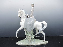 リヤドロ　フィギュリン「白い馬の少女」